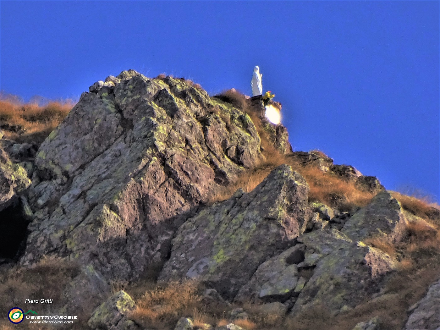 27 Zoom alla Madonnina del Pietra Quadra che brilla al sole.JPG